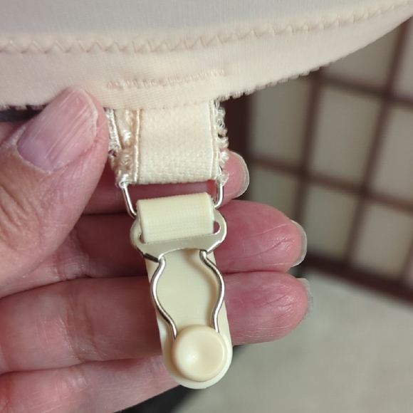 Warners Full Comfort Girdle with Garters - Picture 5 of 11